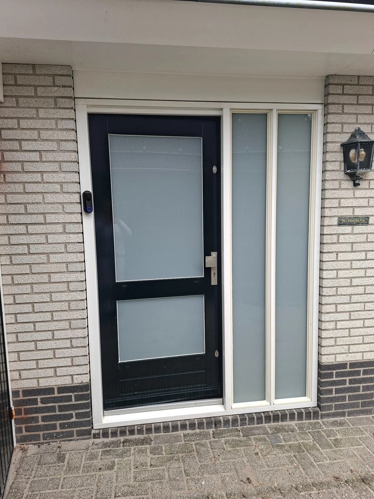 Nieuw melkglas in een entree, geplaatst door T. Services