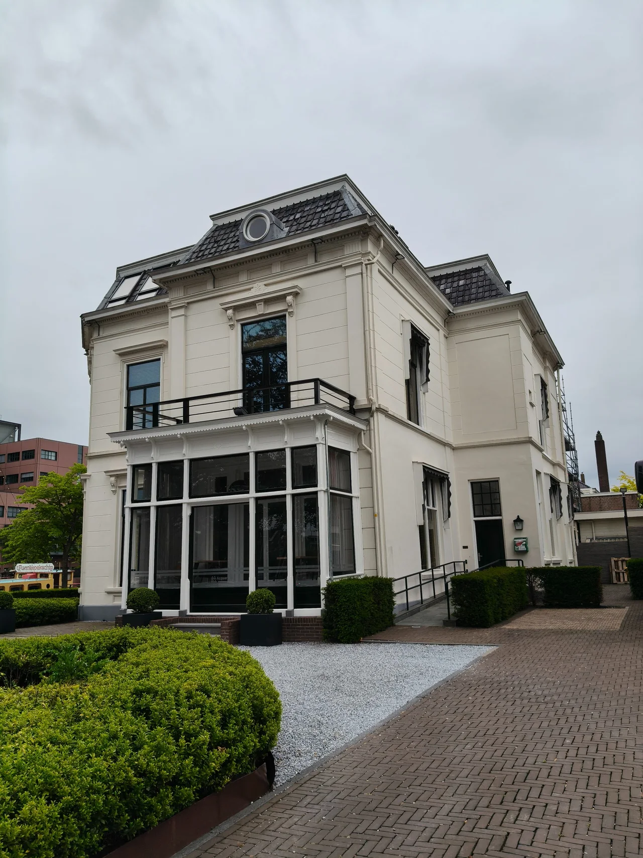Overzicht van het geschilderde pand met herstelde kozijnen