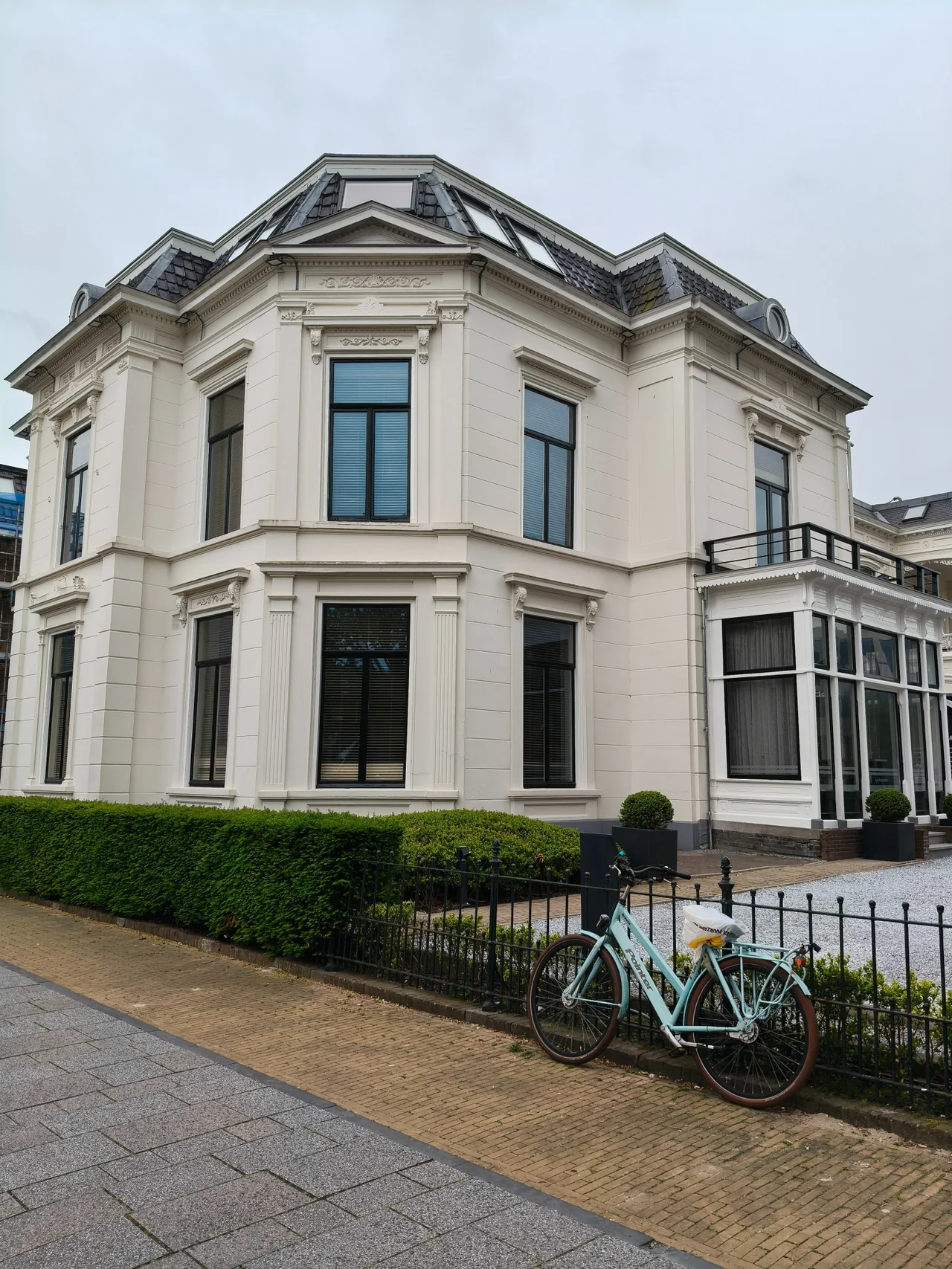 Zijaanzicht van het door T. Services geschilderde pand